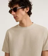 Remera masculina de manga corta, cuello redondo y color marrón oscuro, confeccionada en tejido acanalado de poliéster y algodón.