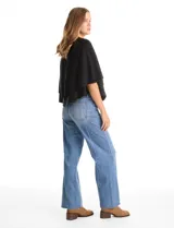 Capa de punto color bordó con diseño envolvente de doble capa superpuesta. Presenta cuello a la base, cierre frontal con botones y mangas estilo japonés con terminaciones acanaladas.