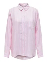 Camisa Only modelo Tokyo, confeccionada en mezcla de lino y viscosa, con diseño a rayas verticales en tonos rosado y blanco, cuello clásico, cierre frontal de botones, manga larga y bolsillo aplicado en el pecho.