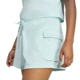 Short Adidas tipo cargo de color verde menta, con cintura elástica y cordón ajustable. Presenta bolsillos laterales tipo cargo y el logo de la marca bordado discretamente en la parte inferior.
