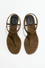 Sandalias de dedo en gamuza color verde militar, con tira en T, taco kitten y tira elástica trasera.