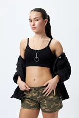 Top negro sin costuras, de breteles finos y terminación acanalada.