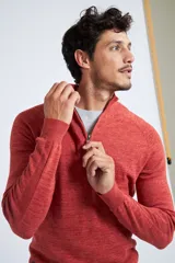 Buzo gris jaspeado de tejido de punto, con medio cierre frontal, cuello alto, manga larga y logo en goma. Corte regular.