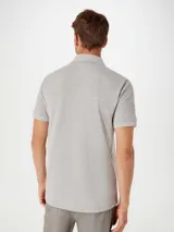 Polo marrón de manga corta confeccionada en tejido de piqué de algodón.