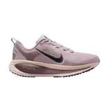 Championes de running Nike Vomero 18, color rosado con detalles en negro y suela amortiguada con tecnología ZoomX.