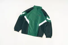 Campera deportiva unisex verde y negra de nylon técnico con paneles en contraste y cierre frontal. Presenta bordado frontal y estampado en la espalda con el texto "420 Breakfast Club" y el dibujo de una taza.