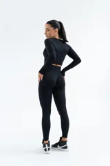 Calza negra de tiro alto con frunce en la parte trasera.