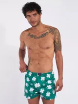 Bóxer de algodón blanco con estampado de flores pequeñas color celeste, con cintura elástica y logo de la marca en el centro.