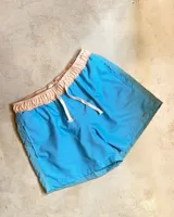 Short de baño celeste con cintura elastizada color salmón y cordón de ajuste blanco.