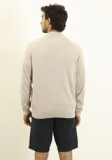 Bermuda verde oscuro de lino y algodón, corte relaxed fit, con cintura elástica ajustable con cordón, bolsillos frontales y traseros.