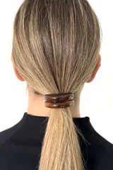 Colita de pelo marrón con diseño de carey y doble aro acanalado.