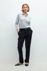 Pantalón de vestir negro de corte recto.