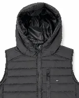 Chaleco puffer liviano color beige con capucha, cierre frontal y bolsillo en el pecho con cierre. Presenta diseño acolchado horizontal y puños elásticos en la cintura.