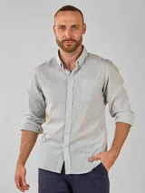 Camisa de manga larga a rayas verticales en tonos gris y celeste, con cuello abotonado y bolsillo en el pecho. Confeccionada en lino.