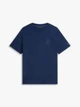 Remera azul marino de manga corta y corte regular, confeccionada en puro algodón con cuello redondo y detalle de logo tonal bordado en el pecho.