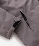 Campera deportiva con capucha, cierre frontal por cremallera y mangas largas con ajuste de velcro en los puños. Presenta estampa lettering pequeña en el pecho y bolsillos laterales. Confeccionada en tejido técnico de poliéster con forro de poliamida.