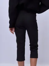 Pantalón capri negro de vestir, de corte ajustado y largo a la pantorrilla.