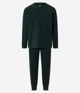 Pijama masculino de dos piezas confeccionado en tejido fleece texturizado. Incluye una remera de manga larga con cuello redondo y puños ajustados, y un pantalón tipo jogger con cintura elástica, cordón de ajuste y bolsillos laterales.