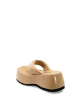Sandalias Jeffrey Campbell modelo Crybaby, color beige, con plataforma y tira de dedo.