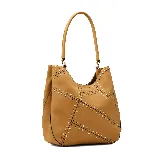 Cartera al hombro Korium modelo Aster, de diseño slouchy en color tostado, decorada con costuras geométricas y tachas metálicas doradas y plateadas. Cuenta con asa fija para llevar al hombro.