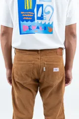 Pantalón de pana gruesa color marrón, de corte recto y confeccionado en 100% algodón.