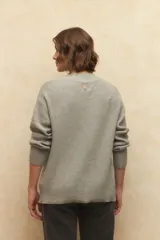 Polera de cuello redondo tejida en color marrón, con detalle de textura en el canesú y puños elastizados.