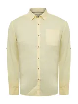 Camisa de manga larga RKF modelo Galiton, color amarillo, confeccionada en popelina 100% algodón orgánico. Cuenta con cuello camisero, botones de madera, un bolsillo frontal en el pecho con logo bordado y mangas ajustables.