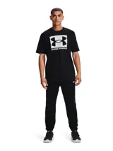 Remera Under Armour modelo UA Abc Camo Boxed Lo de color negro, con cuello redondo y manga corta. Presenta un estampado gráfico frontal con el logotipo de la marca dentro de un recuadro de diseño camuflado.