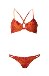 Conjunto de bikini de dos piezas color naranja con estampado botánico en tonos rojizos. El corpiño cuenta con aros, fruncidos en las copas y tirantes cruzados en la espalda. La bombacha es de corte clásico con tiras dobles en los laterales.