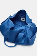 Bolso tipo bowling de la colección especial Fruit of the Loom con Zara, en color azul, de formato cilíndrico, con doble asa de mano y cierre de cremallera.