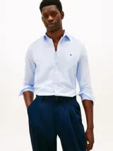 Camisa de vestir Tommy Hilfiger de corte slim color celeste, con textura dobby, cuello abotonado, manga larga y el logo de la marca bordado en el pecho.