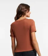 Blusa básica de cuello redondo y manga corta con detalle de dobladillo, confeccionada en tejido de viscosa con elastano.