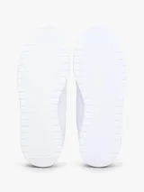 Zapatillas de piel blanca inspiradas en el running, con diseño de corte bajo, cordones, panel azul marino a contraste en el talón y suela de EVA.