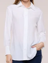 Camisa de calce relajado color celeste, confeccionada en tejido de textura suave y fluida. Presenta cuello camisero y abotonadura frontal, mangas largas con puño ancho y ruedo curvo.