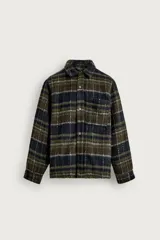 Sobrecamisa relaxed fit confeccionada en tejido de efecto pelo con patrón de cuadros en tonos verde militar y azul oscuro. Cuenta con cuello solapa, manga larga con puño abotonado, un bolsillo de parche en el pecho y cierre frontal con botones.