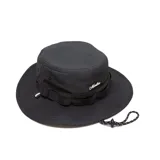 Sombrero tipo boonie color negro, confeccionado en tela ripstop con protección UV, secado rápido y repelente al agua. Presenta ala mediana, cinta ajustable en la corona, cordón con tanca para ajuste en la barbilla y bordado de la marca en el frente.