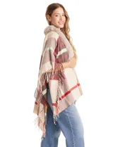 Ruana tejida con diseño a cuadros en tonos beige, rojo y marrón. Presenta un cuello con aplique de piel sintética y terminación en flecos en los bordes.