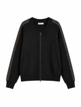 Campera tipo bomber de color negro con franjas laterales en tono gris oscuro. Presenta cierre frontal completo, cuello, puños y ruedo en tejido rib, y bolsillos laterales integrados.