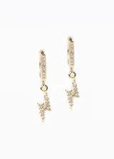 Par de aros dorados de acero quirúrgico, con forma de rayo y detalle de pequeñas circonias blancas.