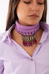 Choker tejido a mano en crochet color violeta, con diseño de base tejida y colgantes de metal plateado con cuentas de cristal en tonos violeta y fucsia.