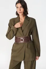 Faja ancha de cuero color marrón, con diseño estructurado y hebilla metálica ovalada con detalle grabado.