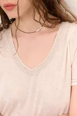 Remera de manga corta con escote en V, de corte recto y acabado melange.