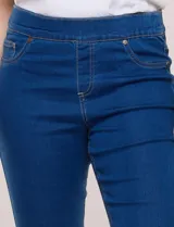 Jegging de denim azul oscuro con terminación bootcut, tiro medio-alto, cintura elástica ancha y bolsillos traseros aplicados.