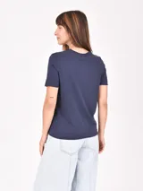 Remera de algodón color negro con efecto lavado, cuello redondo y mangas cortas con terminación al corte.