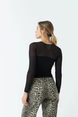 Top negro de mangas largas con combinación de rib y micro tul.