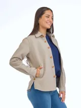 Sobrecamisa de paño color tostado, con cuello camisero, cierre frontal de botones y mangas largas con puños abotonados.
