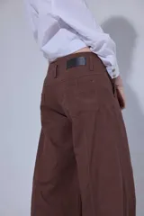 Pantalón de lino y algodón color crudo, de tiro medio y pierna ancha.