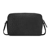 Cartera tipo bandolera Guess modelo Viviette, color negro con estampado de monograma en relieve. Presenta cierre superior, logo triangular metálico en el frente y correa de cinta ajustable con herrajes plateados.