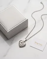 Dije de acero antialérgico con diseño calado en forma de corazón.