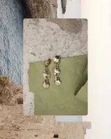 Aros colgantes de diseño orgánico con textura irregular, compuestos por tres piezas eslabonadas de metal con acabado brillante.